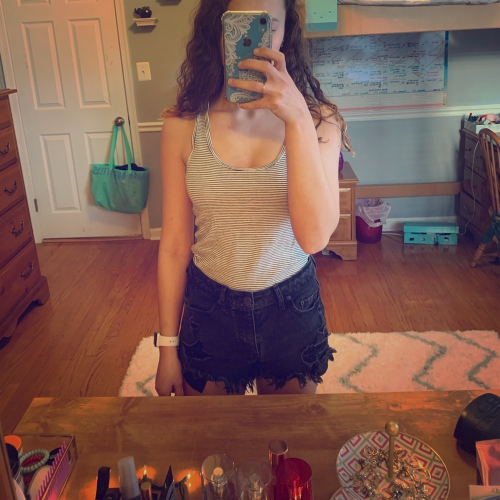 Supper cute high waisted black ripped jean shorts